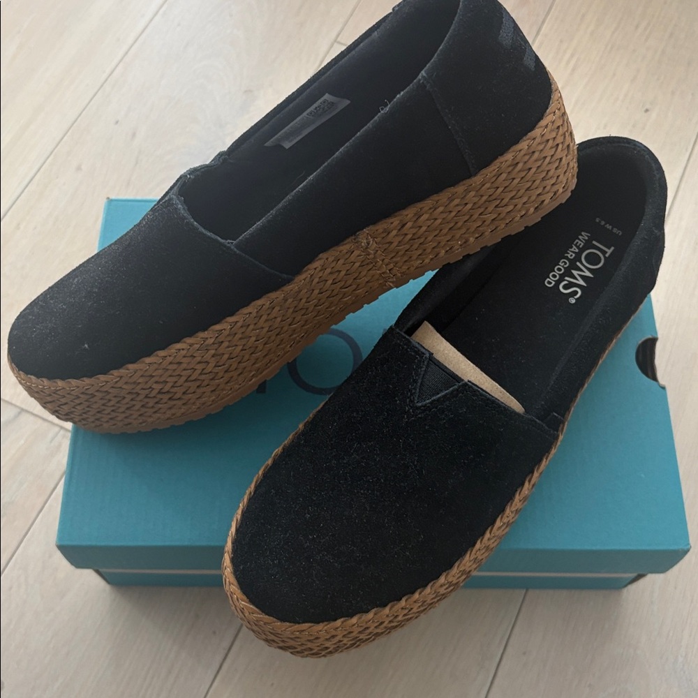 NEW TOMS Valencia Black Loafers with Tan Sole with box